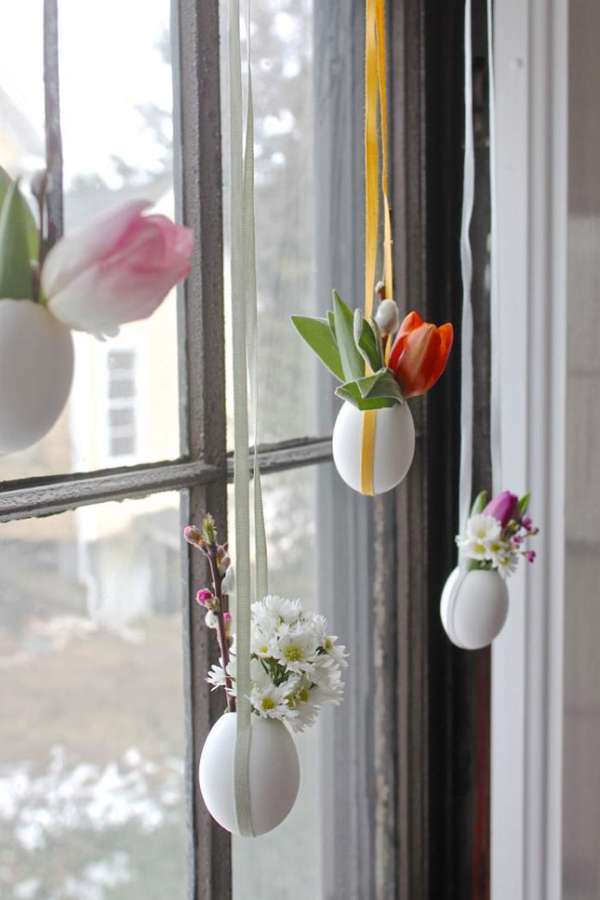 Petits vases suspendus avec des coquilles d'œufs