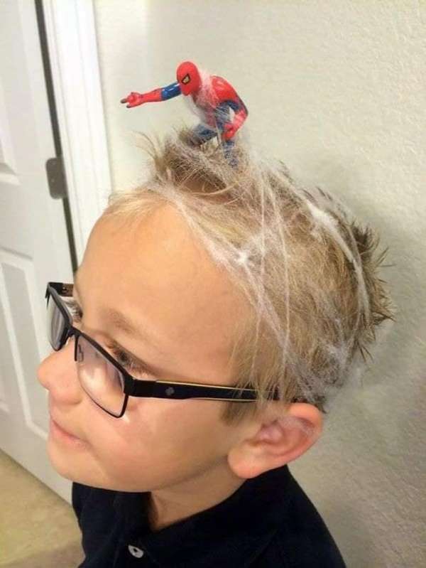 La toile de Spider-Man sur la tête