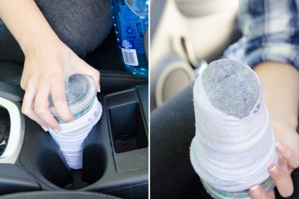 Utilisez une chaussette usée pour nettoyer le porte-gobelet de votre auto