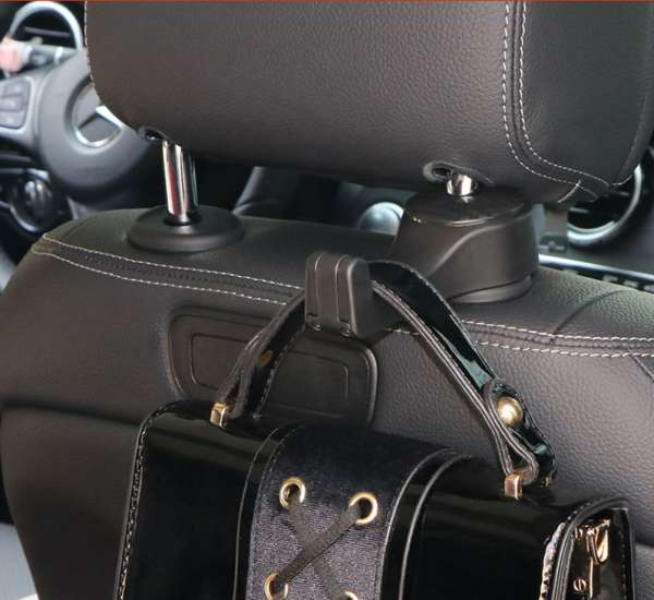 Installez des crochets de support pour éviter que votre sac ne se renverse à chaque tournant