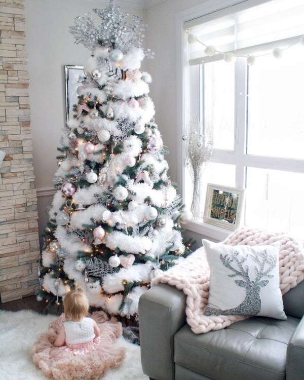 Sapin de Noël décoré avec des guirlandes blanches