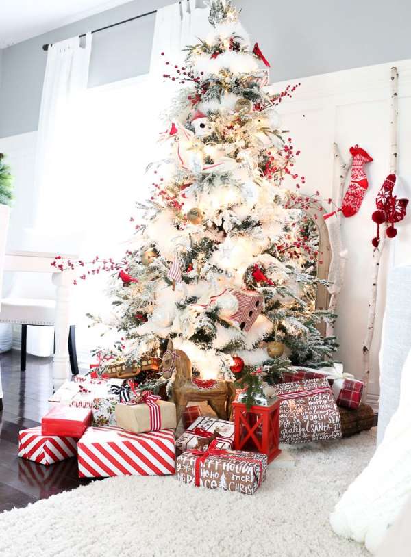 Sapin de Noël blanc décoré avec du rouge
