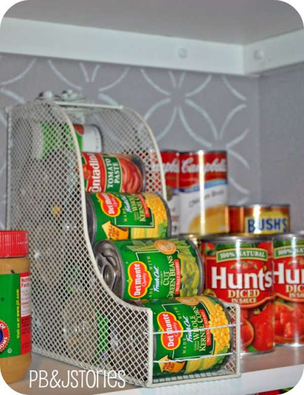 Un rangement pour les boites de conserves
