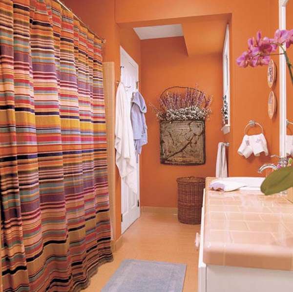 Une jolie salle de bain orange épicée