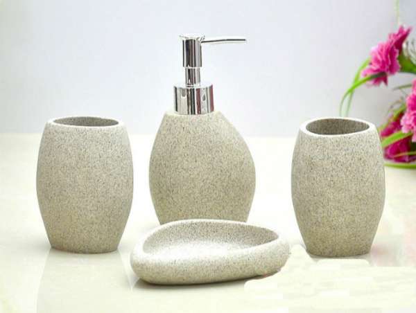 Des accessoires imitation pierre pour une salle de bain zen