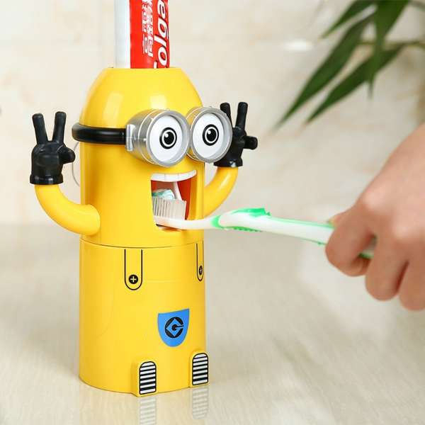 Distributeur de dentifrice et porte brosse à dent minion