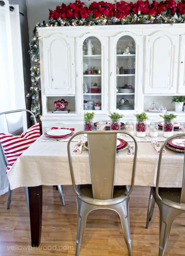 Une table toute simple avec une magnifique décoration au-dessus des meubles