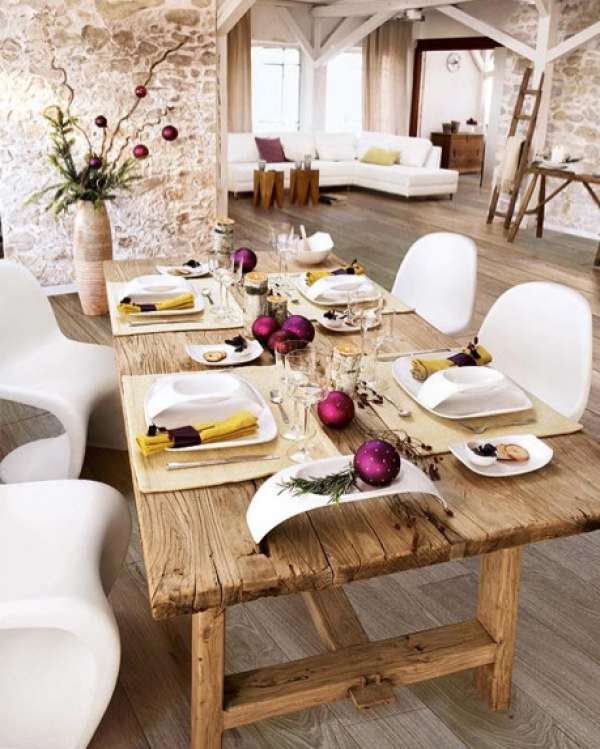 Des touches de jaune et de violet pour une décoration de table simple mais étonnante