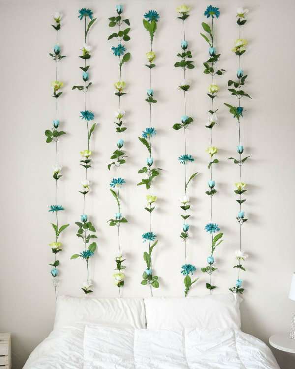 Un mur en fleurs synthétiques pour une touche de fraîcheur