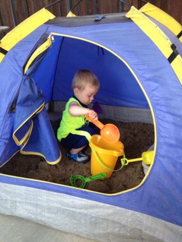 Bac à sable avec une tente de camping