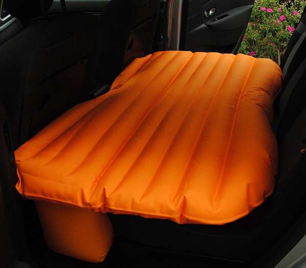 Un matelas gonflable pour dormir confortablement dans la voiture