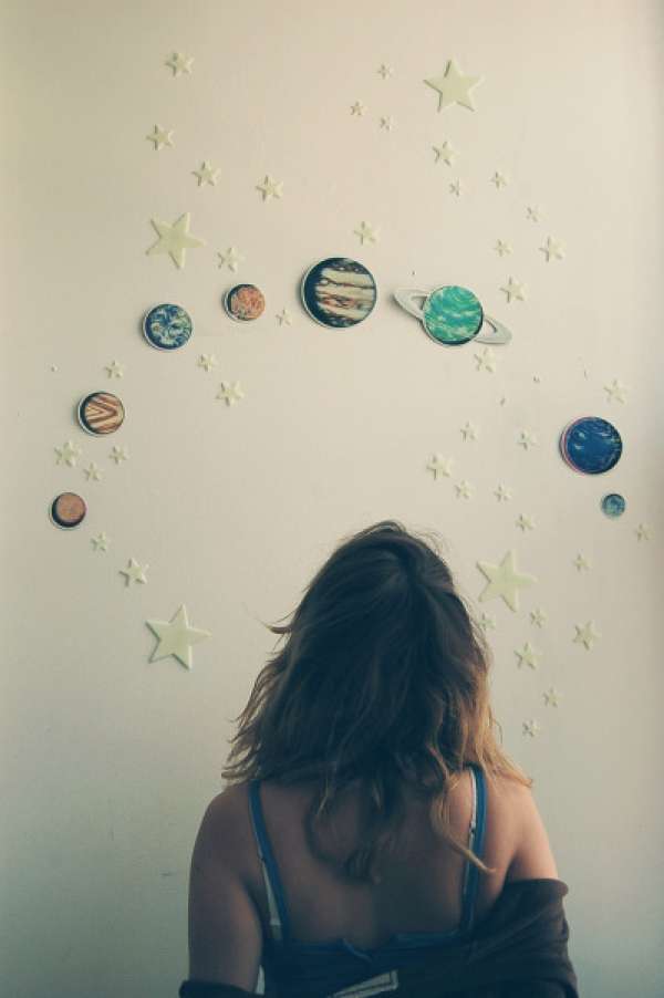Décorer le mur avec des stickers planètes et étoiles