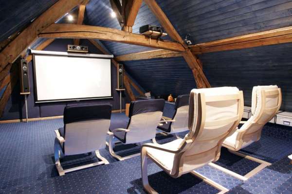 Créez une salle de cinéma confortable dans votre grenier