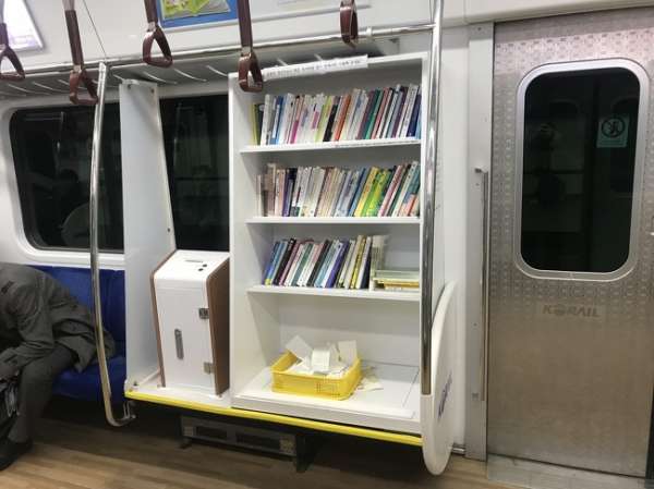 Un coin lecture dans une rame de métro pour s'occuper