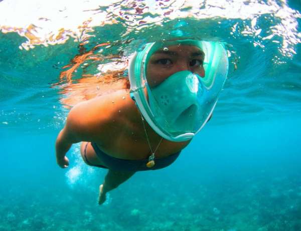 Un masque de plongée qui recouvre le visage pour une meilleure respiration sous-marine