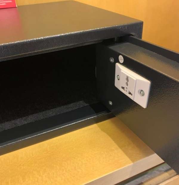 Un coffre-fort avec une prise électrique pour recharger votre téléphone en toute sécurité