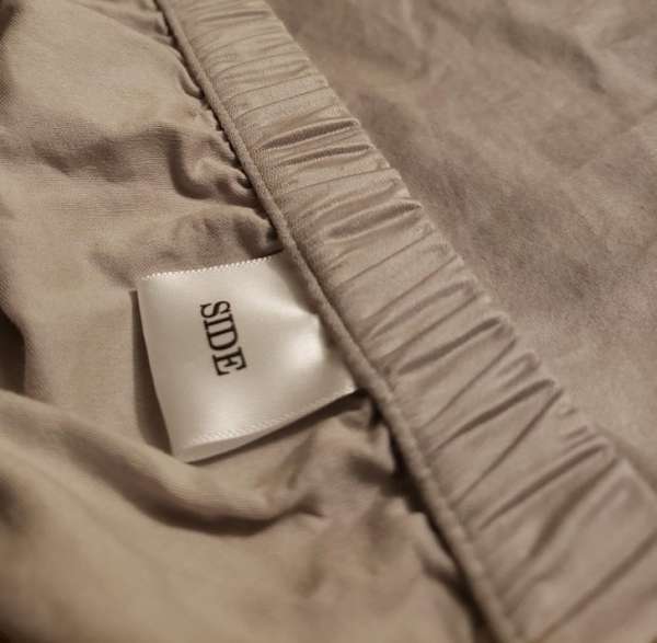 Un drap-housse avec une étiquette pour indiquer comment le mettre