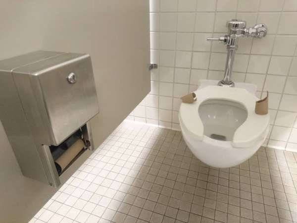 Laissez le rouleau de papier toilette vide sur les toilettes pour informer les autres qu'il n'y en a plus
