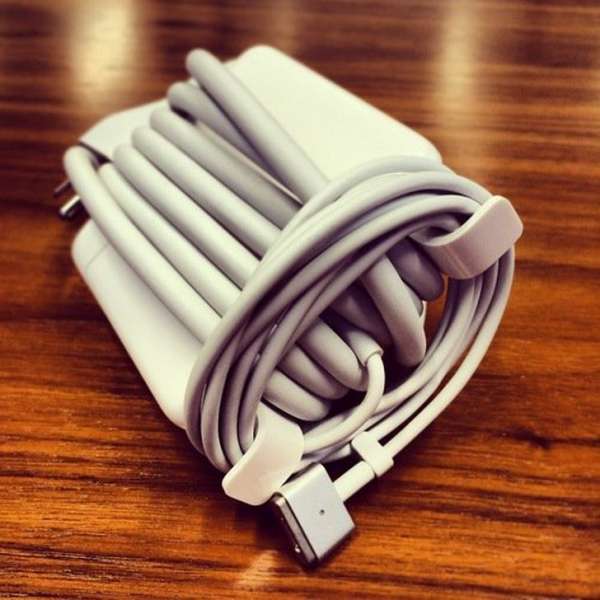 Les chargeurs d'iPhone ont des crochets pour bien ranger le câble