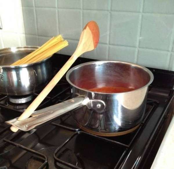 Vous pouvez utiliser le petit trou de la casserole pour mettre un ustensile