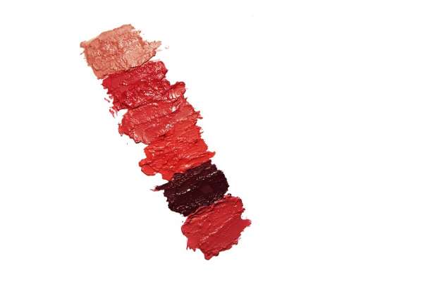 Appliquer un crayon à lèvres beaucoup plus foncé que le rouge à lèvres ou le gloss