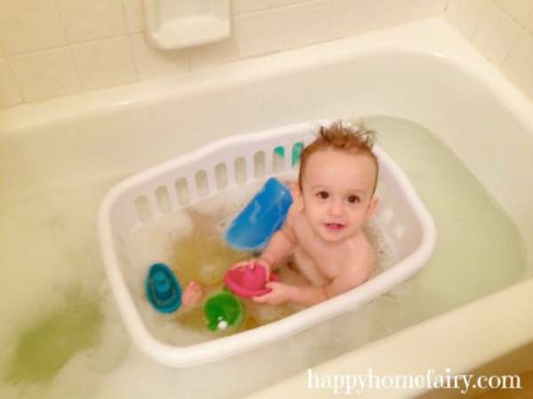 Adaptez la baignoire à bébé avec un panier à linge