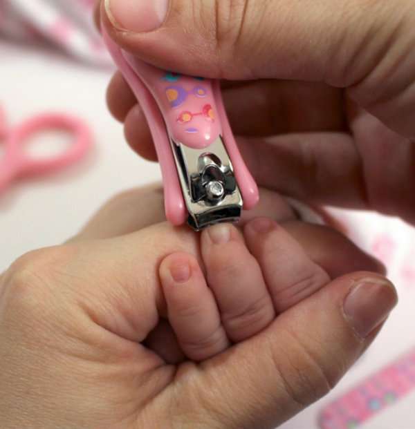 Coupez les ongles de bébé quand il est endormi