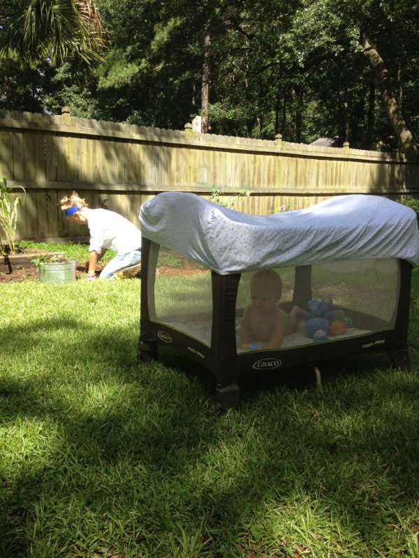 Couvrez le parc de bébé avec un drap pour le protéger du soleil et des moustiques quand vous êtes dehors