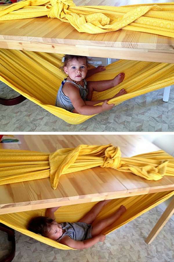 Réalisez pour bébé un hamac sous la table avec une écharpe de portage