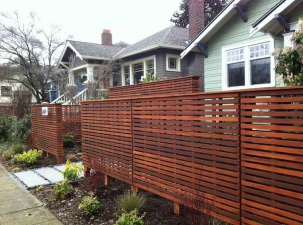 Une clôture en palette avec design moderne pour l'entrée de la maison