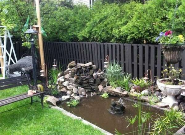 Une clôture chic et moderne en palette qui va avec la déco zen du jardin