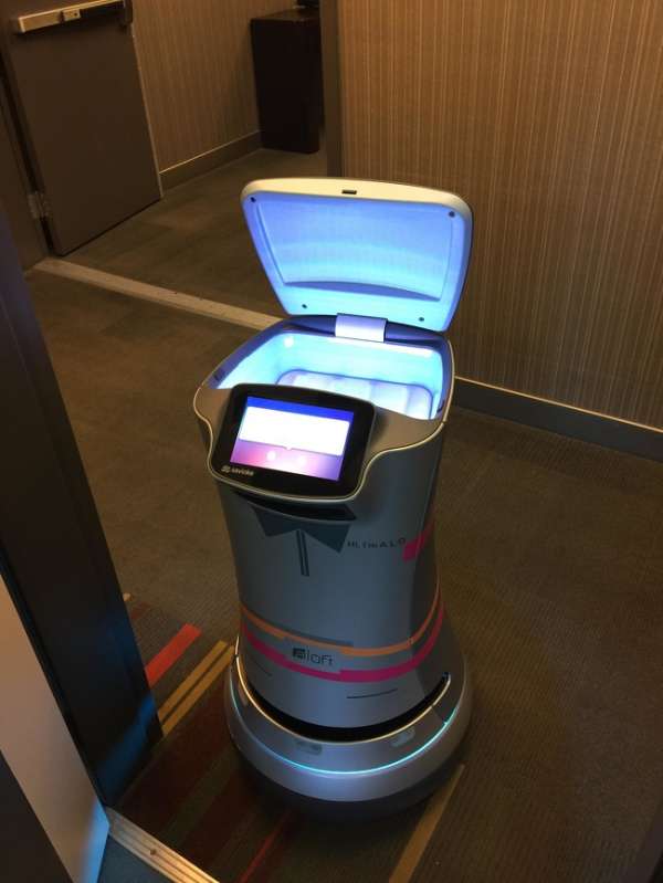 Cet hôtel en Californie a des robots serveurs