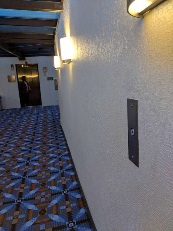 Appuyez sur le bouton du couloir pour éviter l'attente devant l'ascenseur