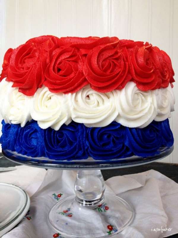 Un gâteau couvert de roses