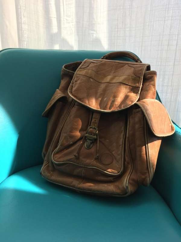 Je porte ce sac à dos que mon grand-père m'a offert en 1991