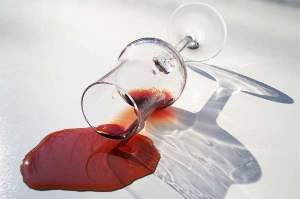 Enlever une tache de vin rouge à l'aide du vin blanc