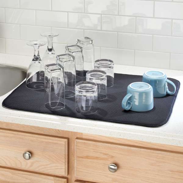 Séchez votre vaisselle sur un tapis très absorbant composé de microfibres