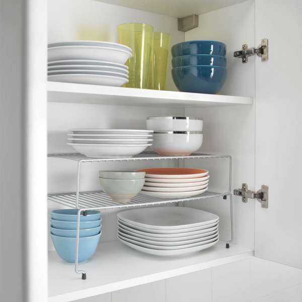 Doublez l'espace dans votre placard de cuisine à l'aide de ces étagères empilables