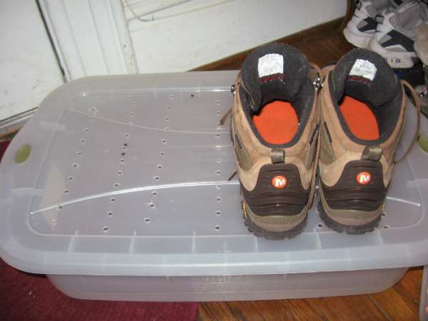 Un bac à chaussures avec une boîte en plastique