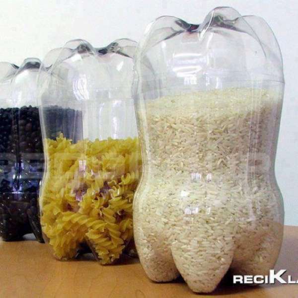 Des boites de rangement avec des bouteilles en plastique pour pâtes, riz et légumineuses