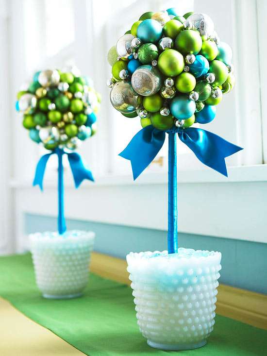 Créez un arbre avec les boules de Noël pour un élément décoratif sympa