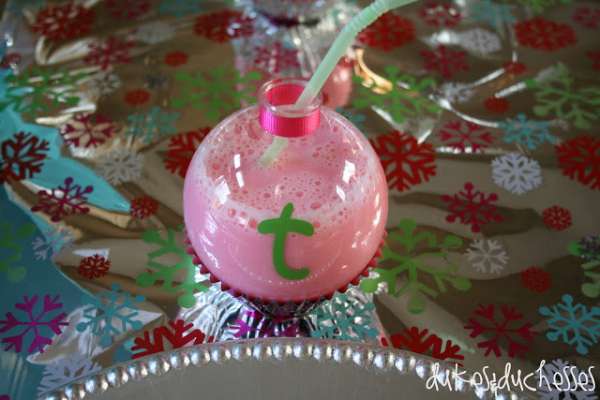 Utilisez les boules de décoration comme tasse à bec pour les enfants