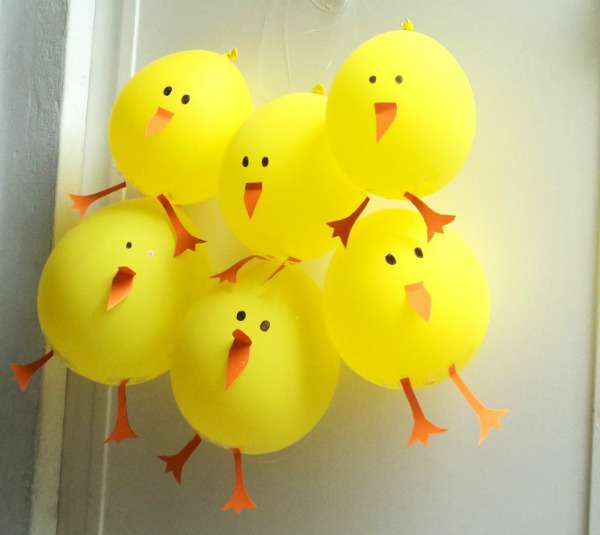 Poussins de Pâques avec des ballons gonflables
