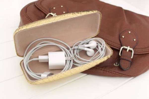 Un vieil étui à lunettes pour le chargeur et les écouteurs