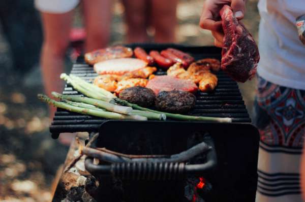 Nettoie le barbecue