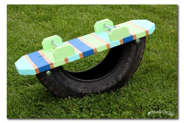 Une balançoire à bascule avec un pneu pour faire plaisir aux enfants