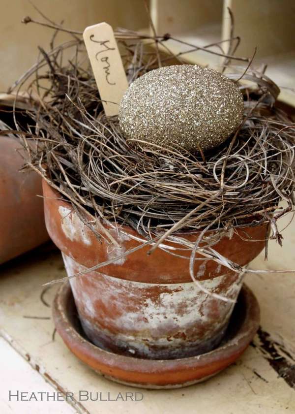 Petit nid de Pâques dans un pot en terre