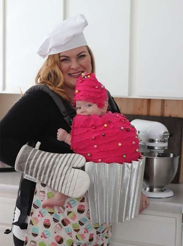 Une pâtissière et son bébé déguisé en cupcake
