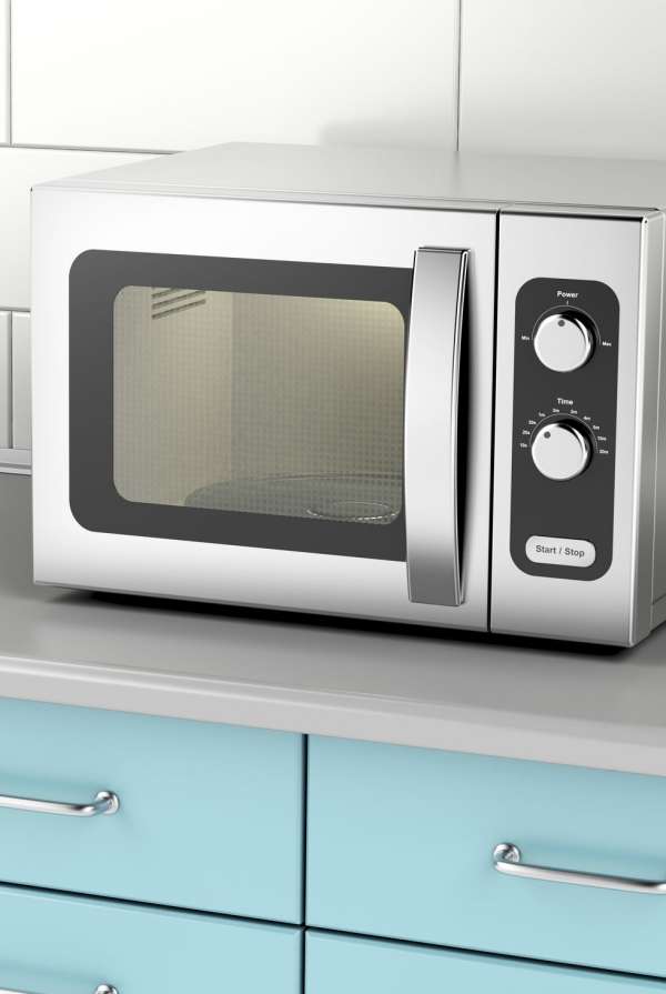 Nettoyez le micro-ondes avec de l'eau citronnée