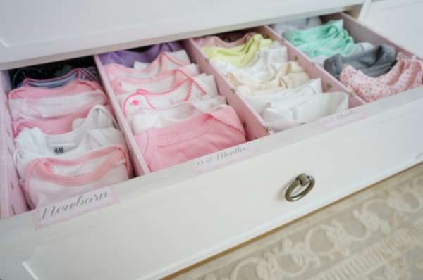 Des séparateurs de tiroirs pour garder les petits vêtements de bébé toujours bien organisés
